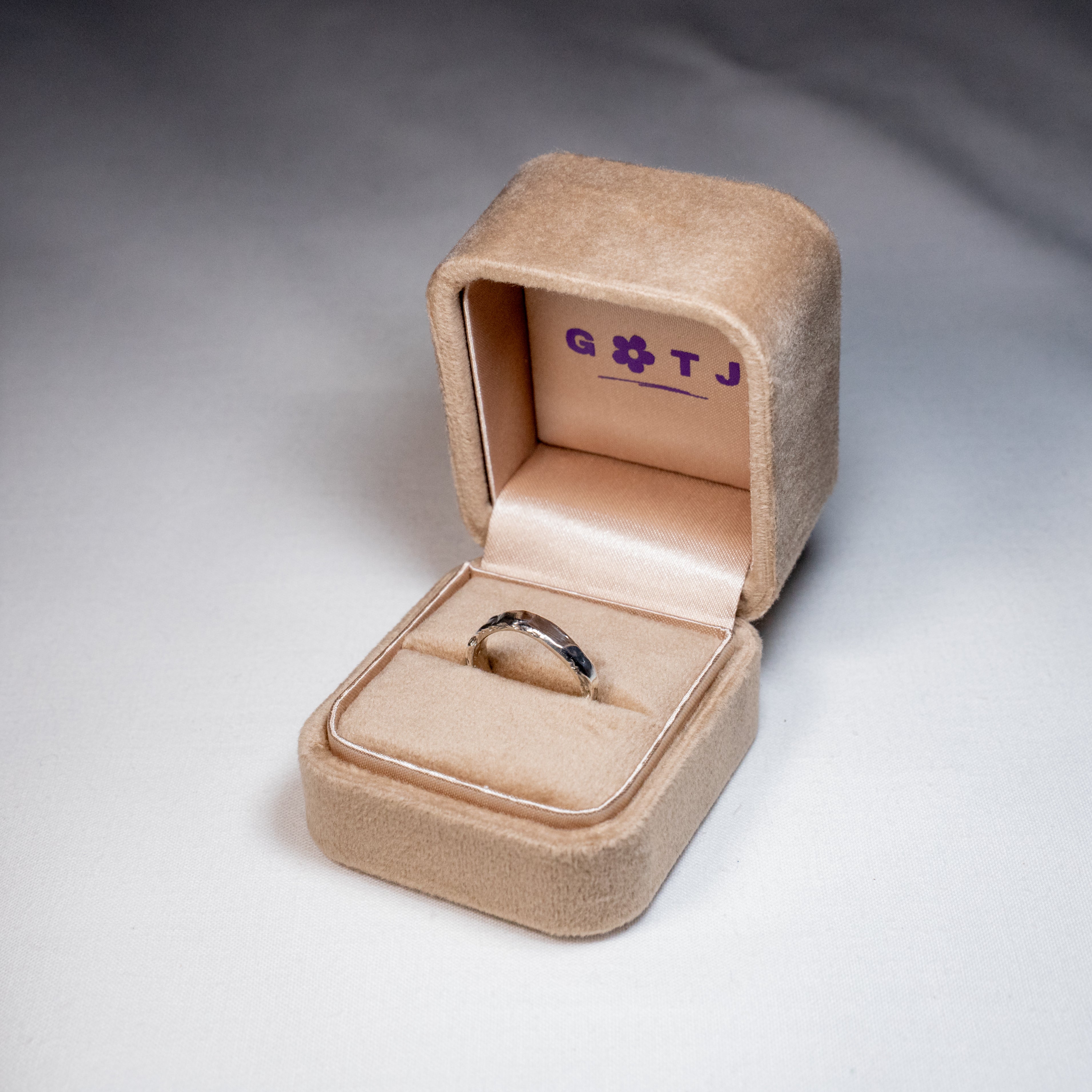 Organic textured band